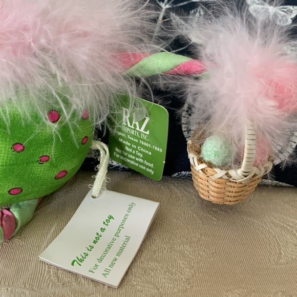 RAZ imports Fuzzy Bunny 🐰 with Easter Basket 🧺 in Pink and green - Picture 2 of 7